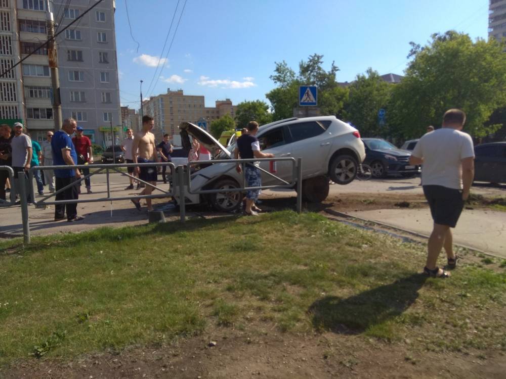 В Перми автомобиль сбил светофорный столб 