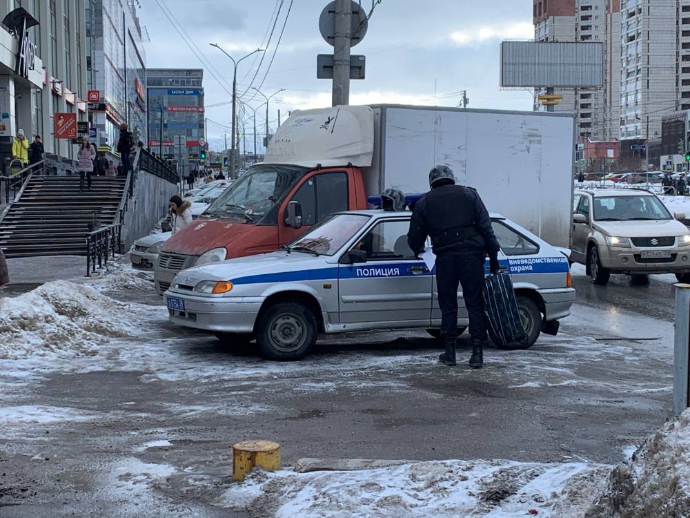 В Перми из-за подозрительного чемодана экстренно эвакуировали людей из ТЦ «Айсберг​»