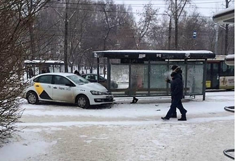 В Перми машина такси на скорости врезалась в остановку