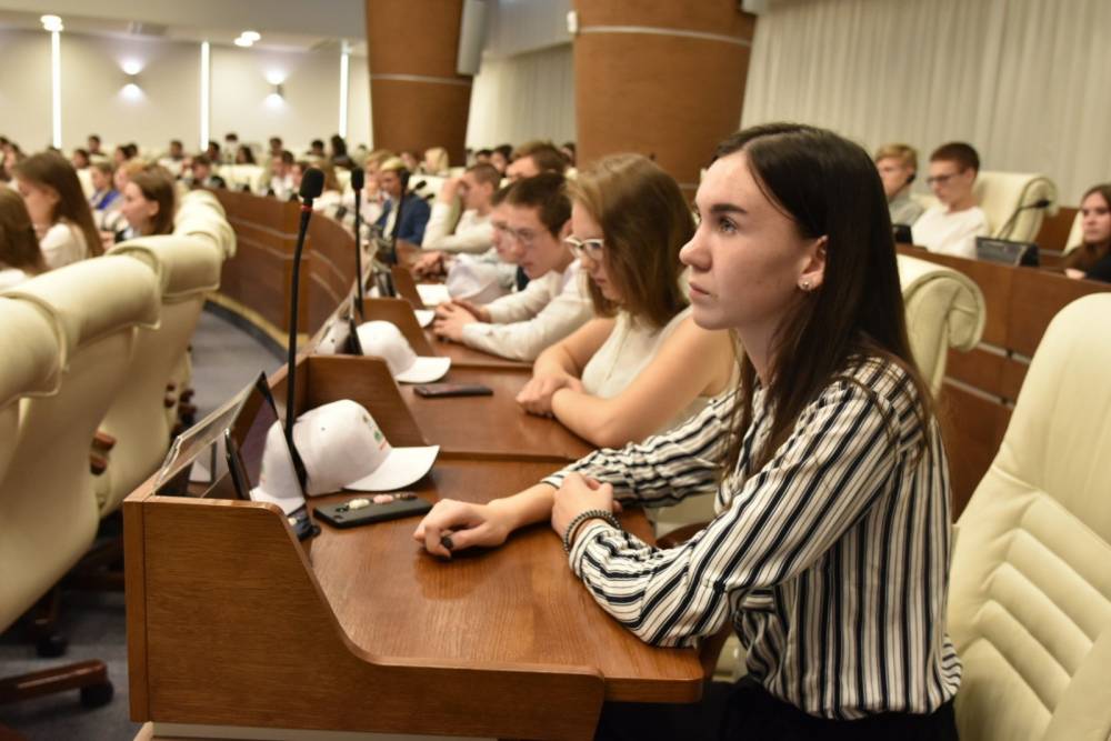 Председатель краевого парламента Валерий Сухих провел Парламентский урок для школьников