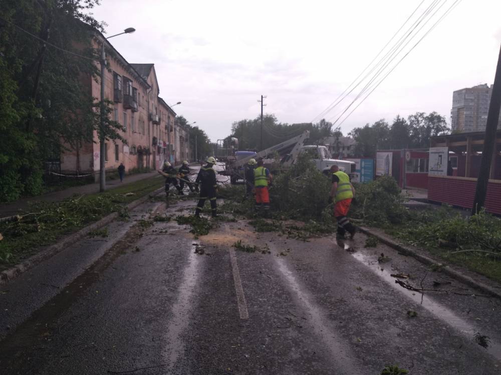 В Перми продолжаются работы по устранению последствий после грозы 