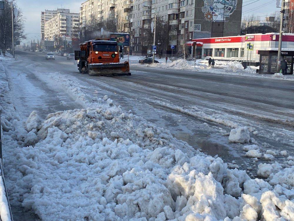 Коммунальщики устраняют последствия аварии на водопроводе в Дзержинском районе
