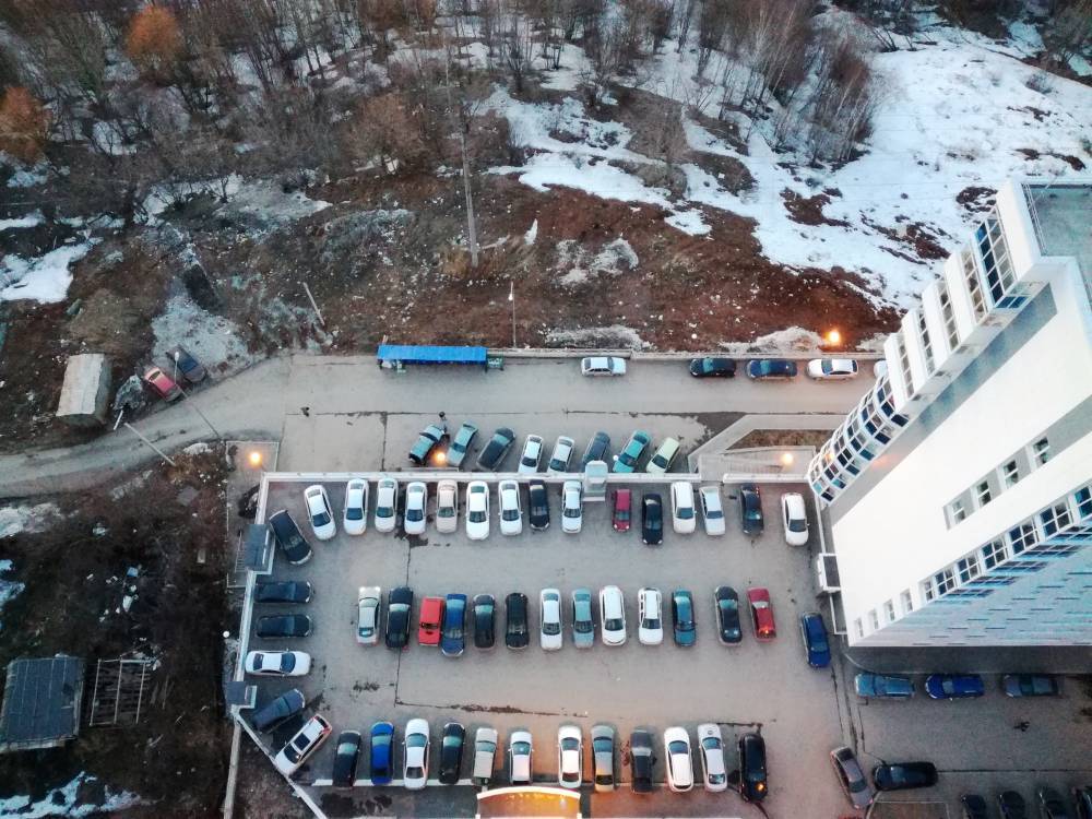 ​В Перми неизвестные порезали шины автомобилей на парковке у жилого дома 
