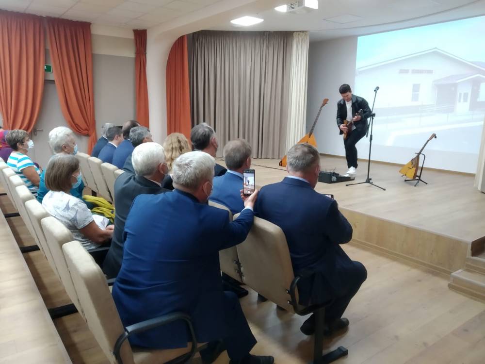 Под Чернушкой открылся дом культуры, первым сцену опробовал музыкант-виртуоз Андрей Киряков