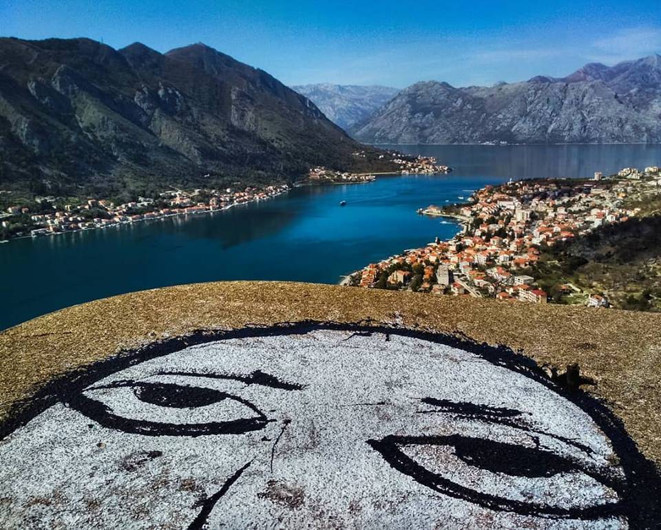 Пермский художник нарисовал грустное лицо на памятнике ЮНЕСКО в Черногории