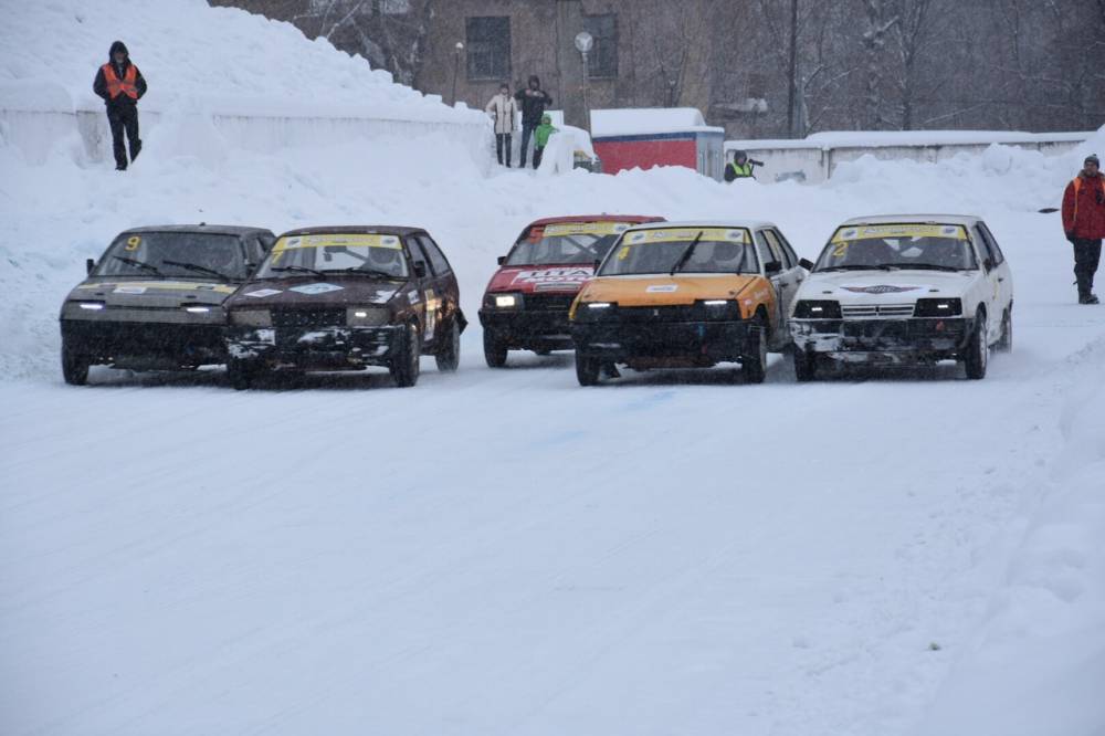 В Перми прошли гонки на машинах по льду «Трек 400», один автомобиль перевернулся