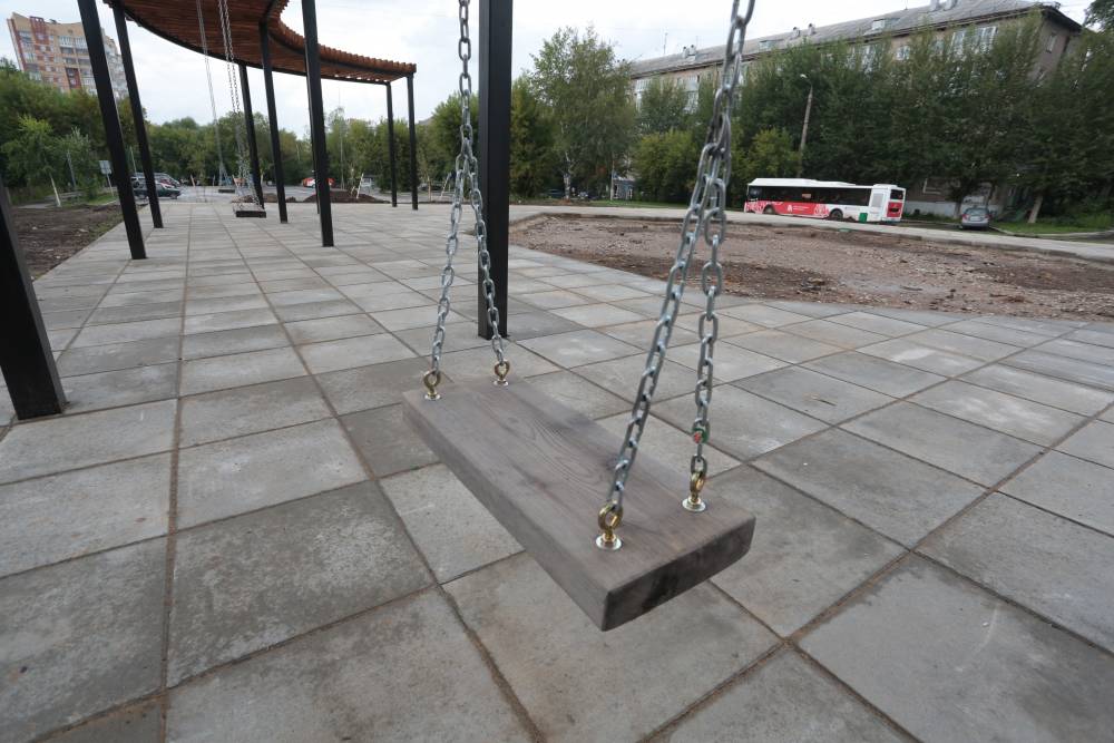 В Перми на бульварной части улицы Советской Армии установили навес с качелями