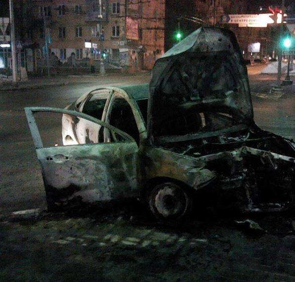 В центре Перми автомобиль такси сгорел после ДТП