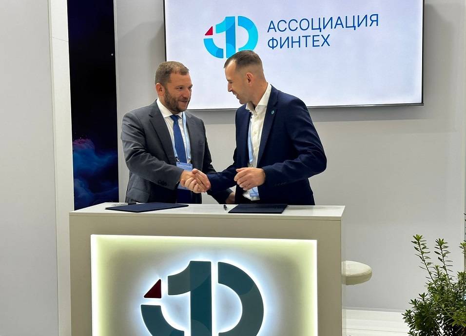 ​Банк Уралсиб и Сравни подписали соглашение о стратегическом партнерстве 