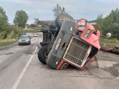 В Прикамье перевернулся лесовоз, в аварии погиб житель Татарстана