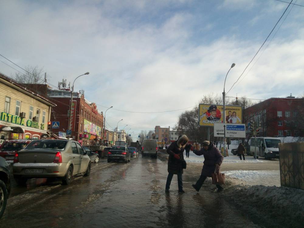 В Перми образовалась пробка на площади Восстания из-за прорыва трубы