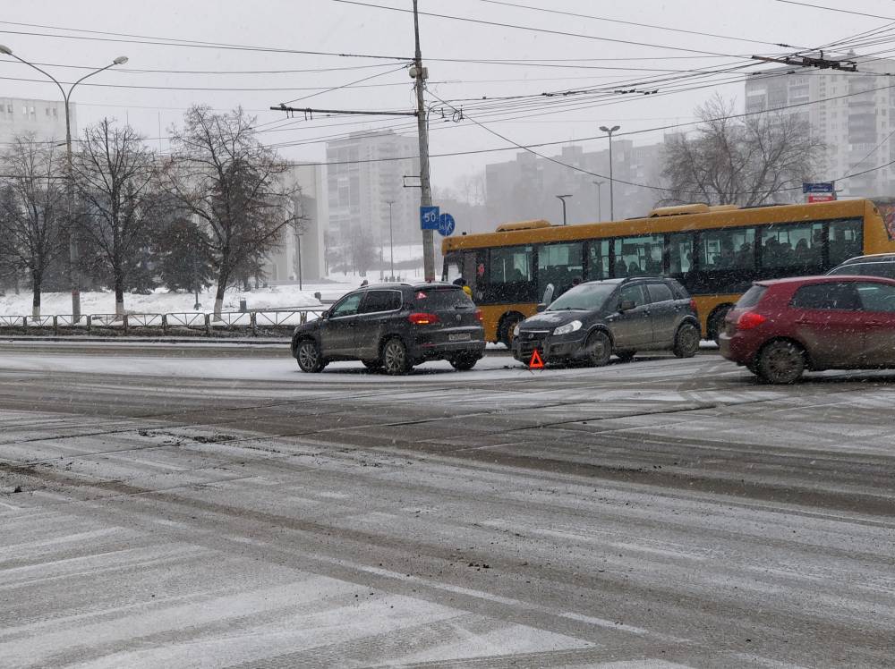 Очевидцы: в центре Перми столкнулись две иномарки 