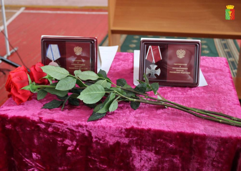 Бойца, погибшего в ходе спецоперации на Украине, наградили орденом Мужества