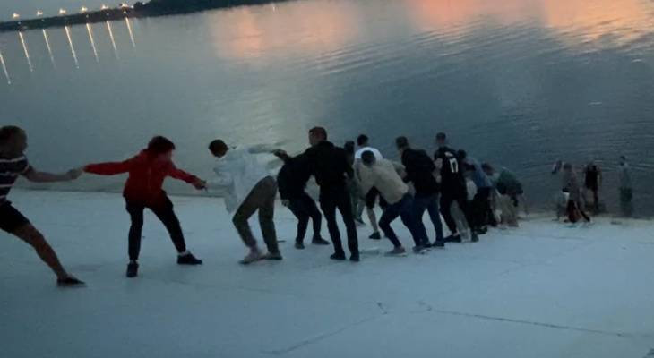 Несколько десятков пермяков спасли тонущую в Каме женщину