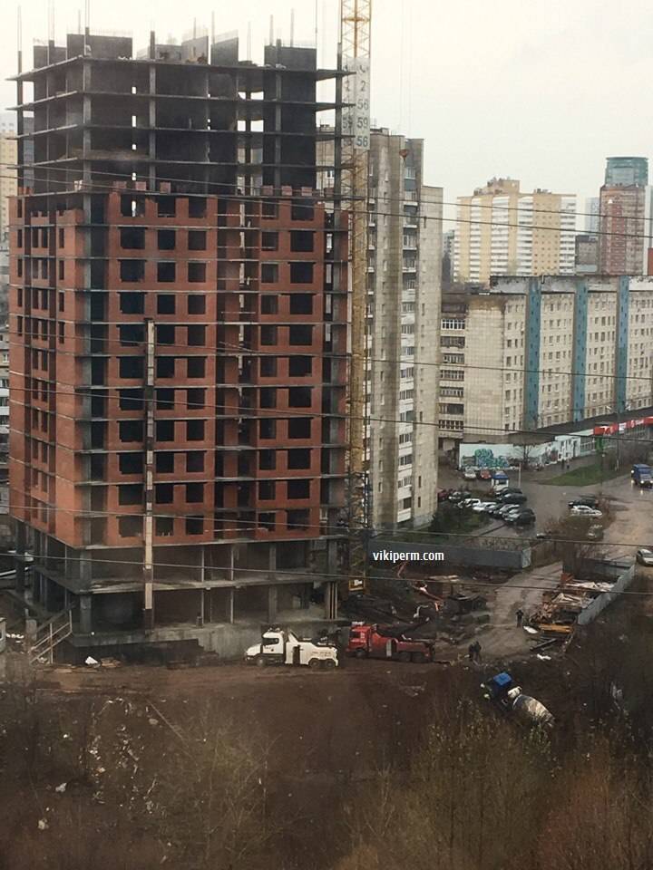 В Перми возле строящегося дома бетономешалка провалилась в овраг