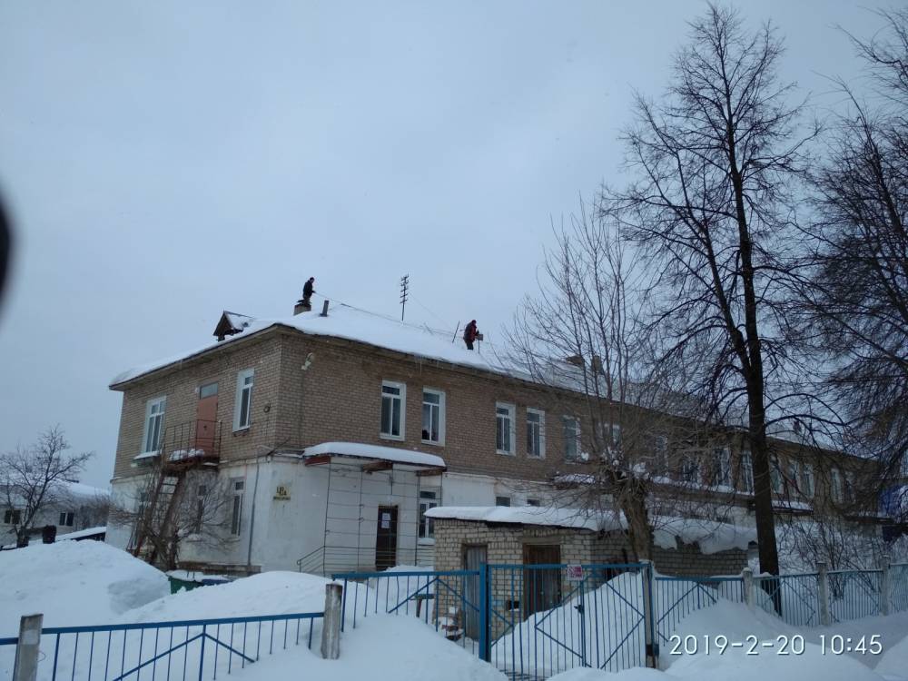 В Пермском крае с крыши детского сада на ребенка упал снег