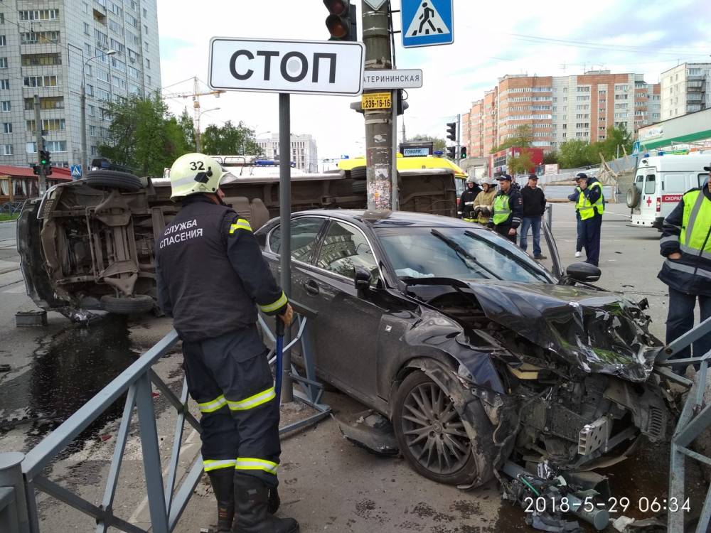 В центре Перми водитель на Lexus протаранил маршрутку
