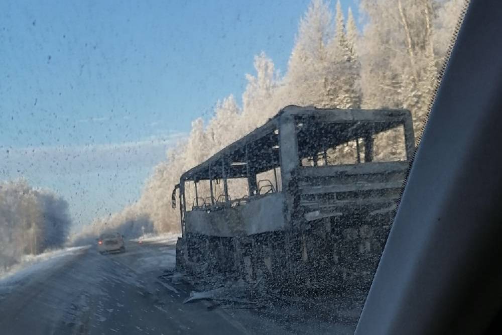 На трассе в Пермском крае сгорел автобус