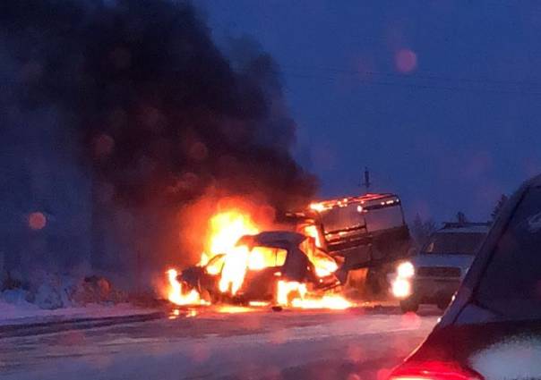 Соцсети: в Пермском крае после ДТП загорелись два автомобиля