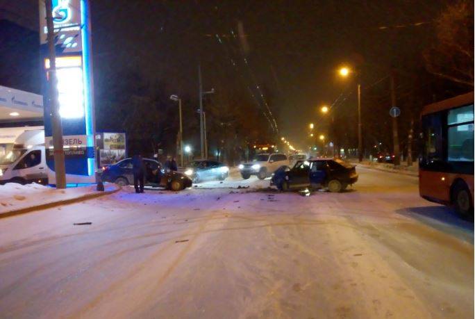 «Пострадали два водителя»: в Перми на улице Куйбышева на скорости столкнулись две «легковушки»