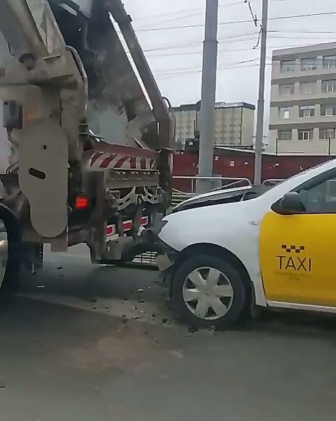 В Перми на улице Героев Хасана такси врезалось в мусоровоз