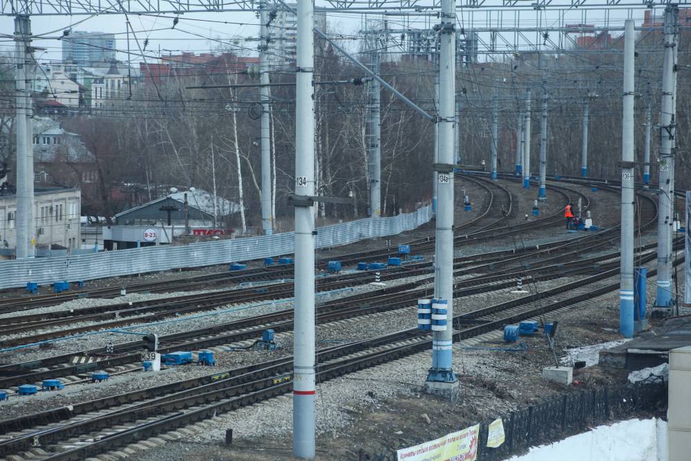 В Пермском крае два вагона грузового поезда сошли с рельсов 
