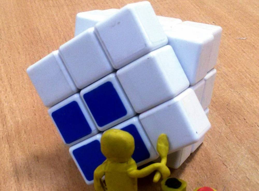 В центре Перми установили огромный кубик Рубика. Его изготовил создатель «красных человечков»