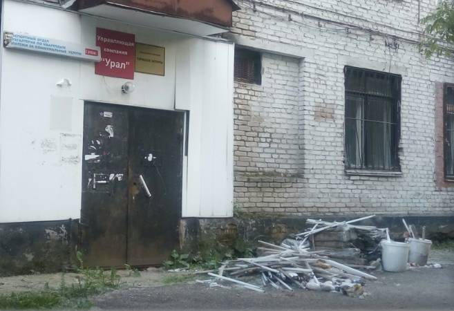 В Перми перед пустующим офисом УК выбросили лампы с ртутью