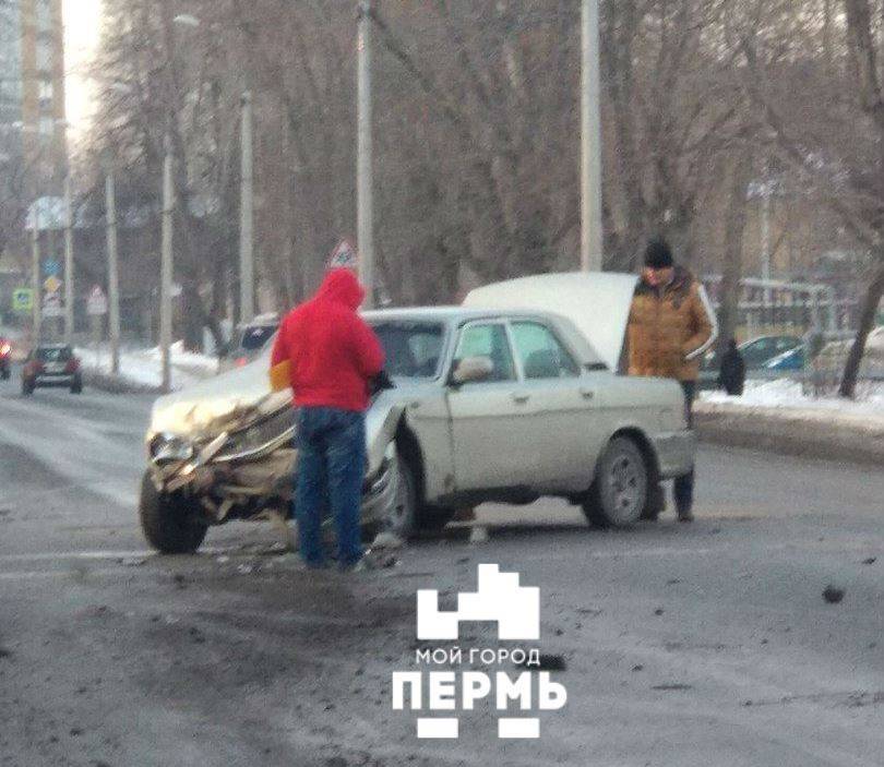 В Перми «Волга» на скорости врезалась в автобус с пассажирами