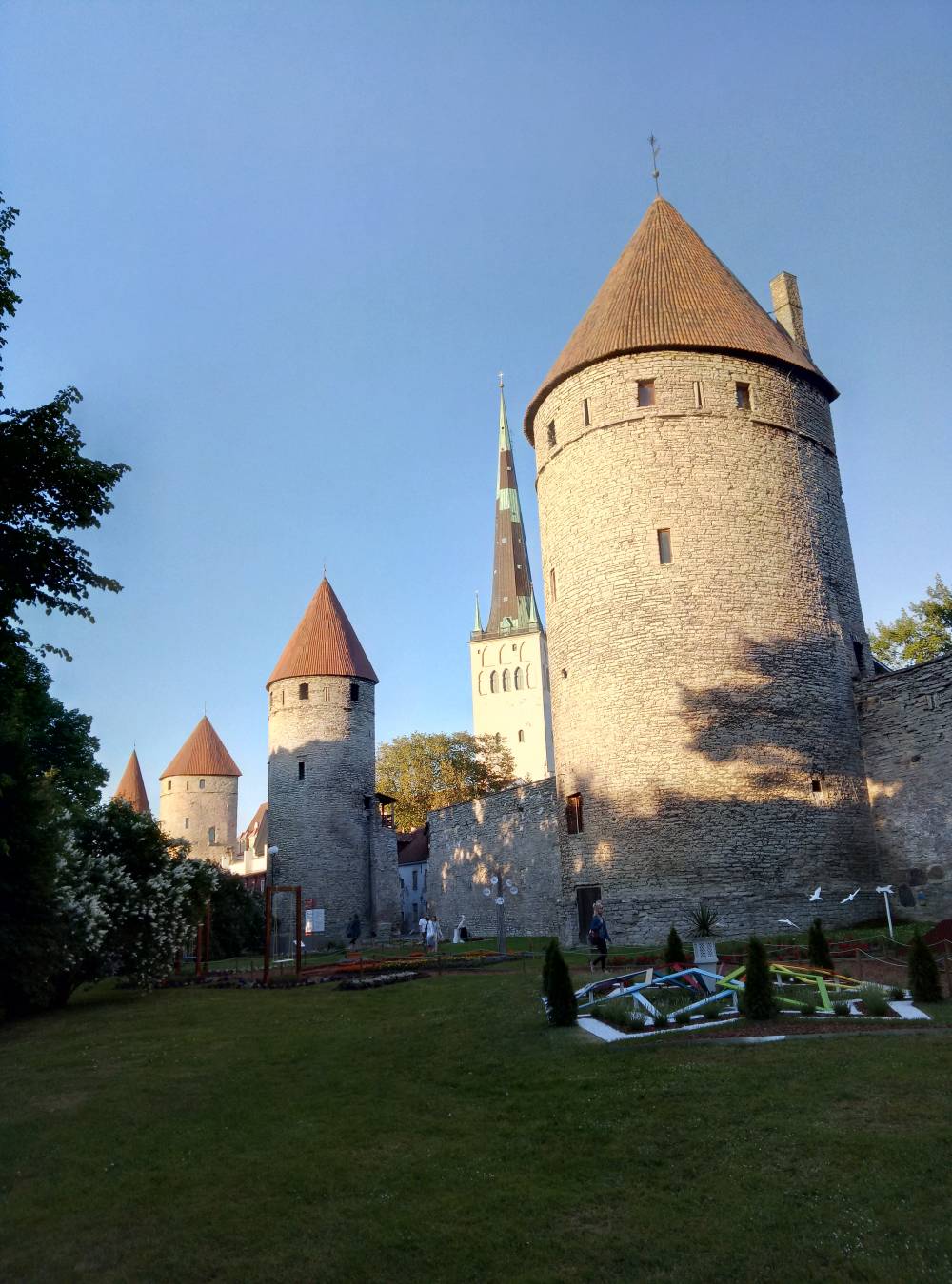 За крепостной стеной