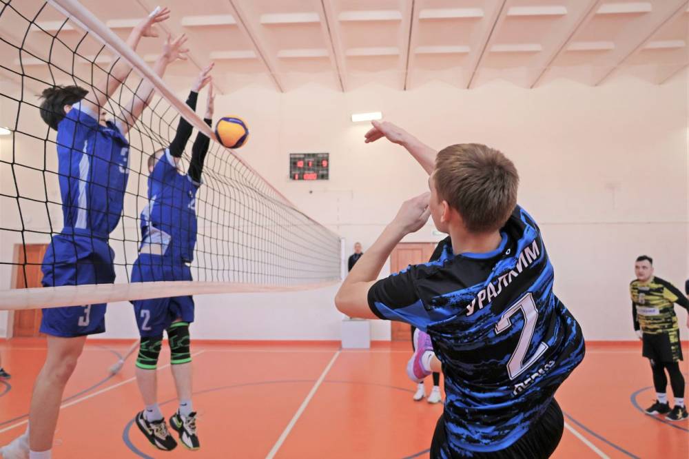 Сотрудники филиала «ПМУ» «Уралхима» сыграли в волейбол с будущими коллегами