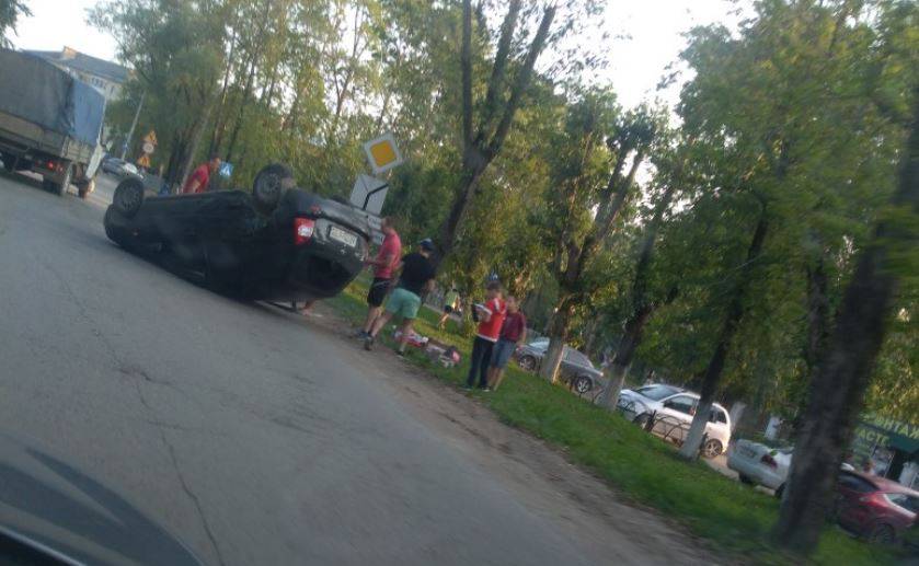 В Свердловском районе Перми легковой автомобиль перевернулся на крышу
