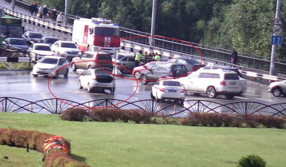 В Перми на Средней дамбе произошло ДТП с тремя автомобилями