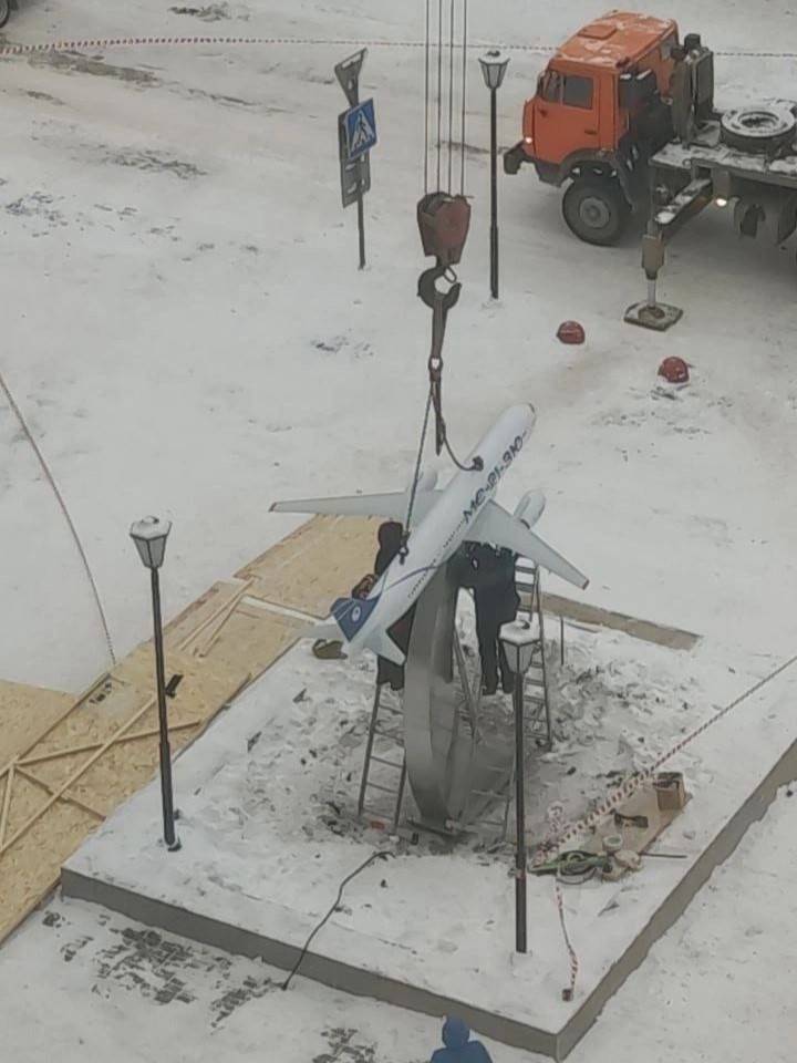 В Перми появился арт-объект – самолет с двигателями нового поколения