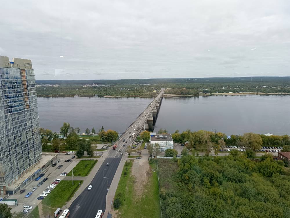 На повороте на Коммунальный мост построили дополнительные канализированные полосы