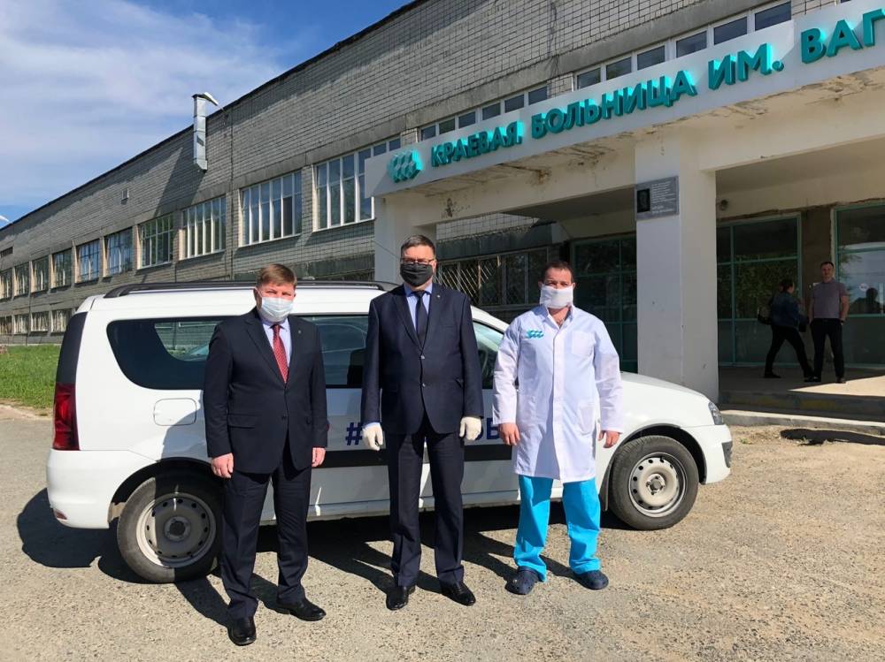 Два автомобиля повышенной вместимости переданы для работы в больницы Березников и Кудымкара