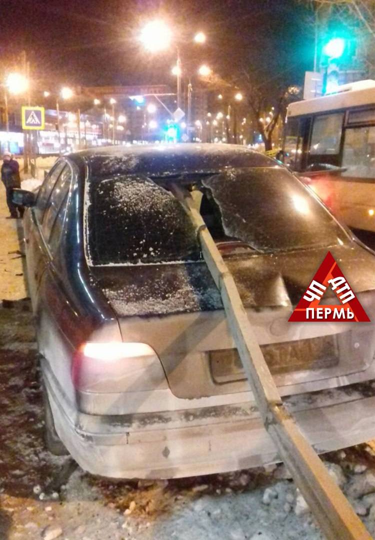 В Перми водителя BMW, врезавшегося в пешеходное ограждение, хотят лишить прав