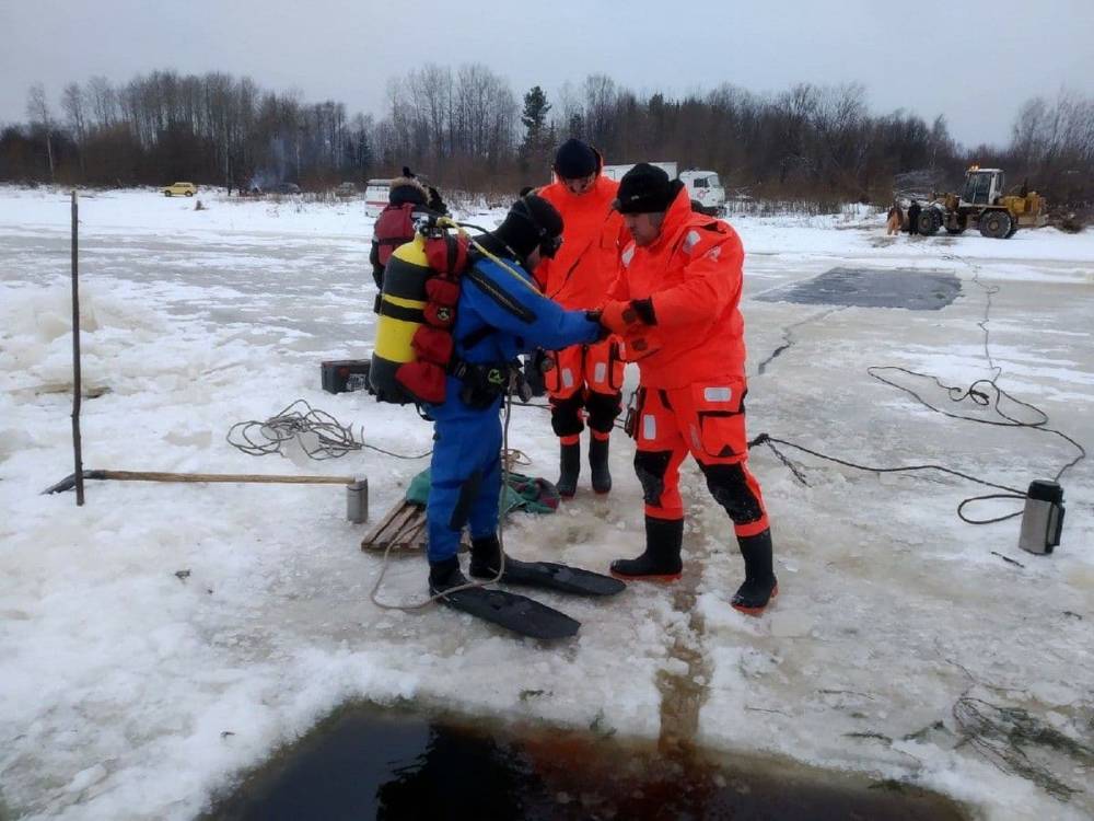 В Пермском крае спасатели достали со дна реки автомобиль УАЗ