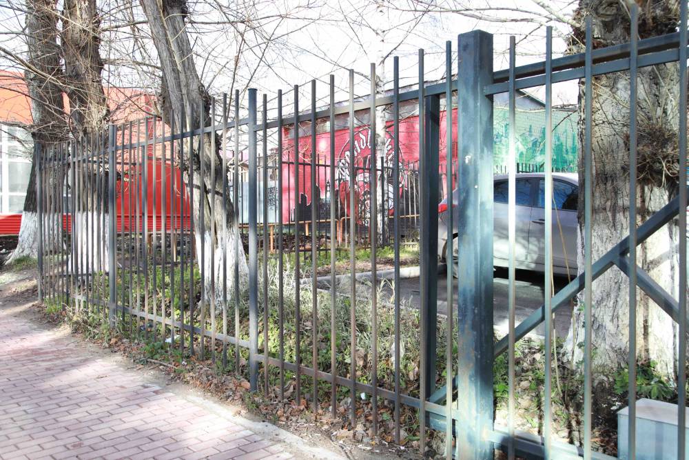 В Перми суд обязал управляющую компанию снести забор вблизи жилого дома