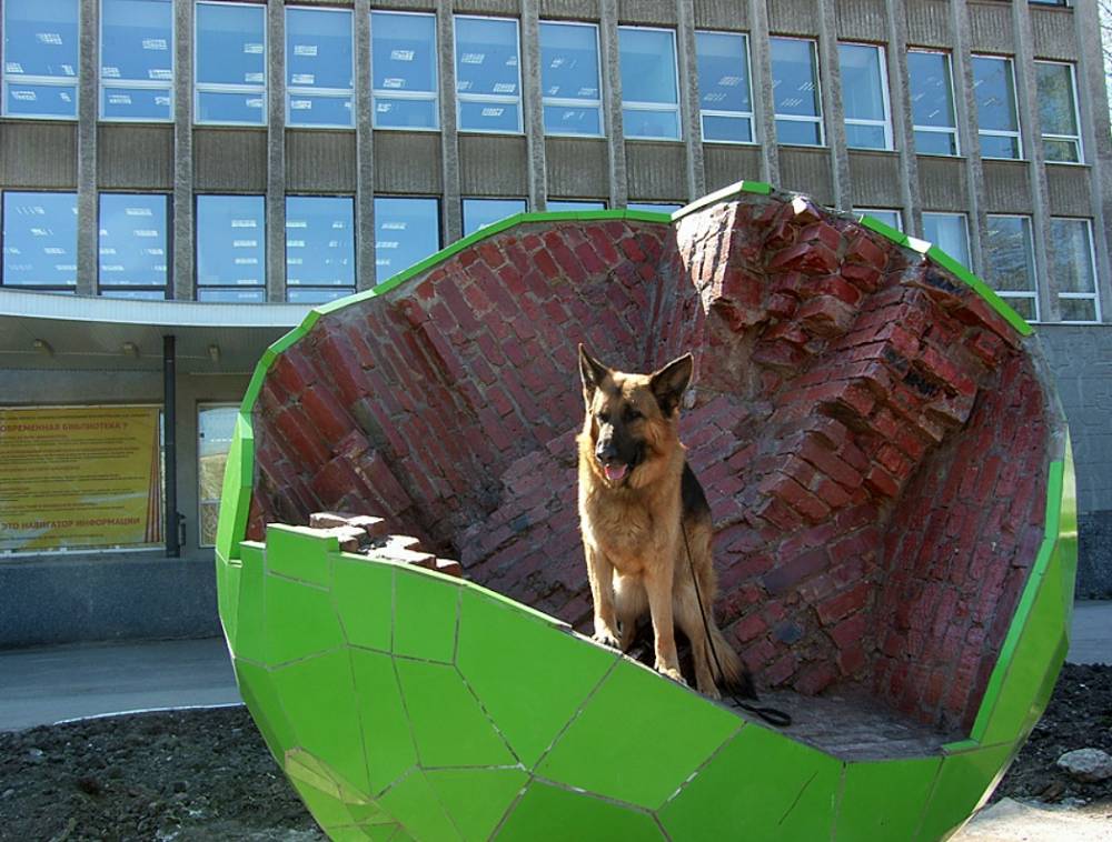 Арт-объект «Яблоко» перед Горьковской библиотекой начал осыпаться