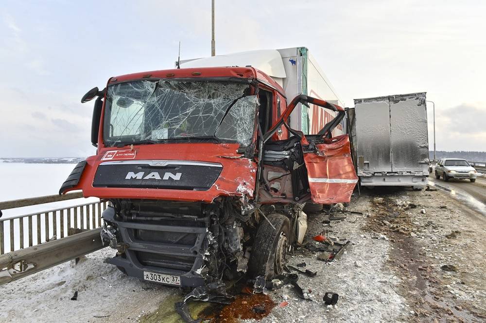 ​На Чусовском мосту столкнулись фуры, два человека госпитализированы