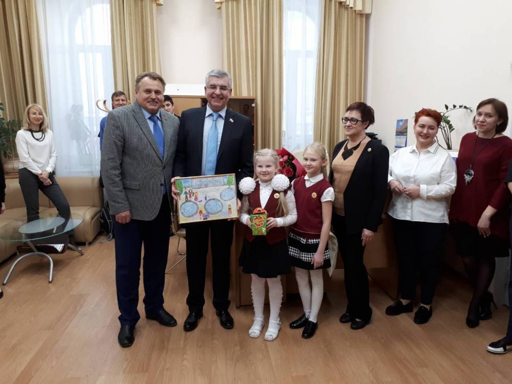 Игорь Сапко открыл выставку рисунков «Детские Думы»