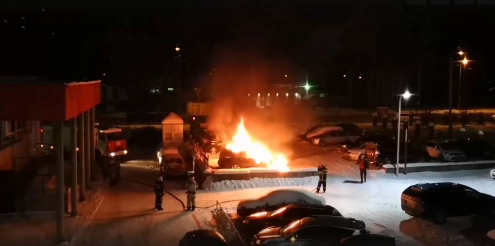 Ночью во дворе дома в Перми загорелся автомобиль