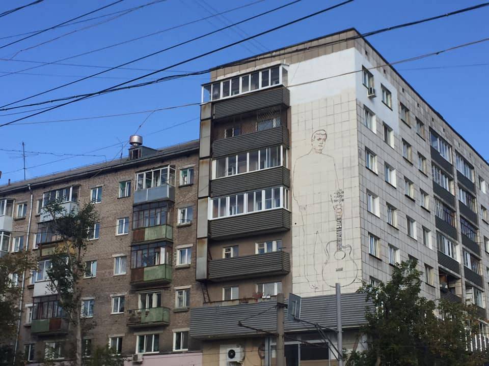 На стене дома в центре Перми начали рисовать портрет музыканта