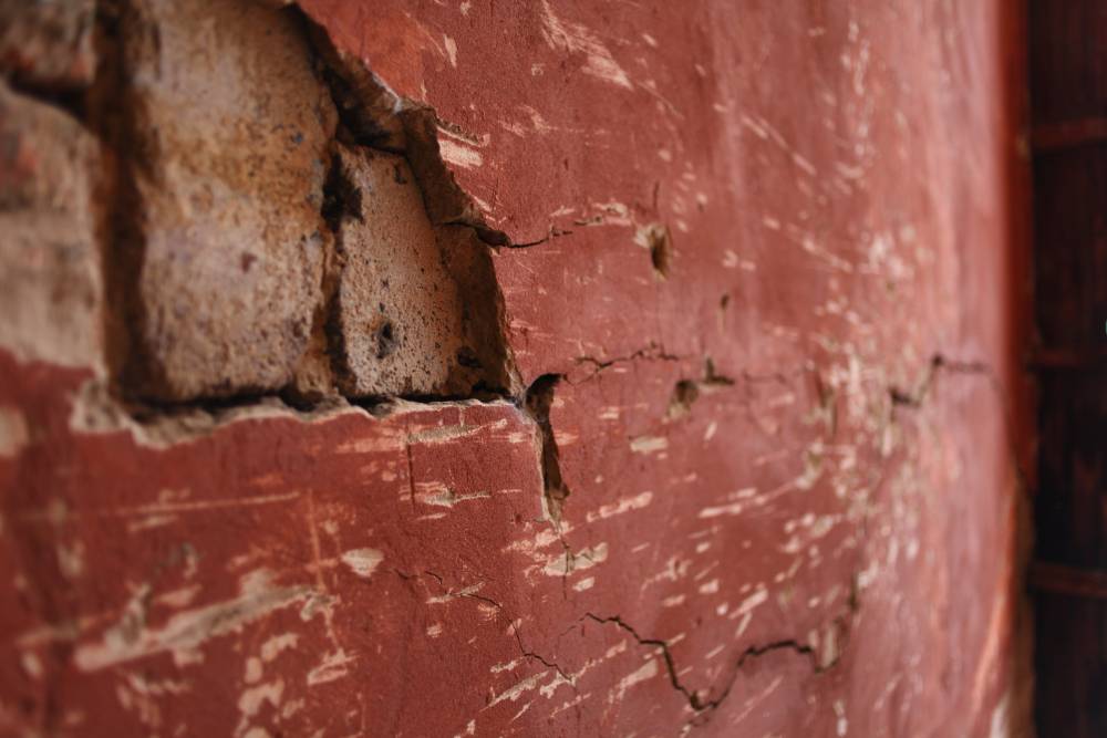 В Перми после сдачи дома по его стенам пошли трещины, для капремонта недостаточно взносов