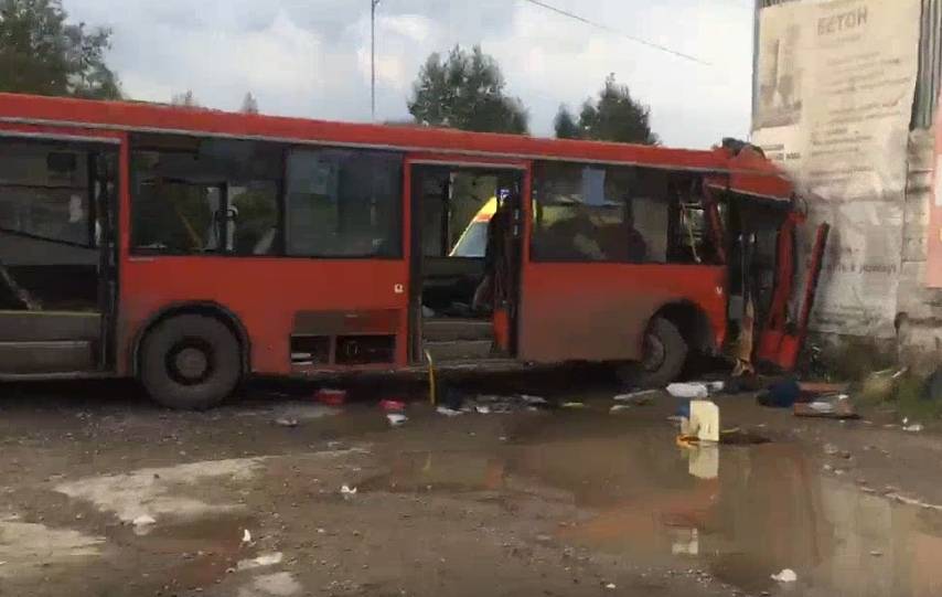 В Перми автобус врезался в здание, погиб человек
