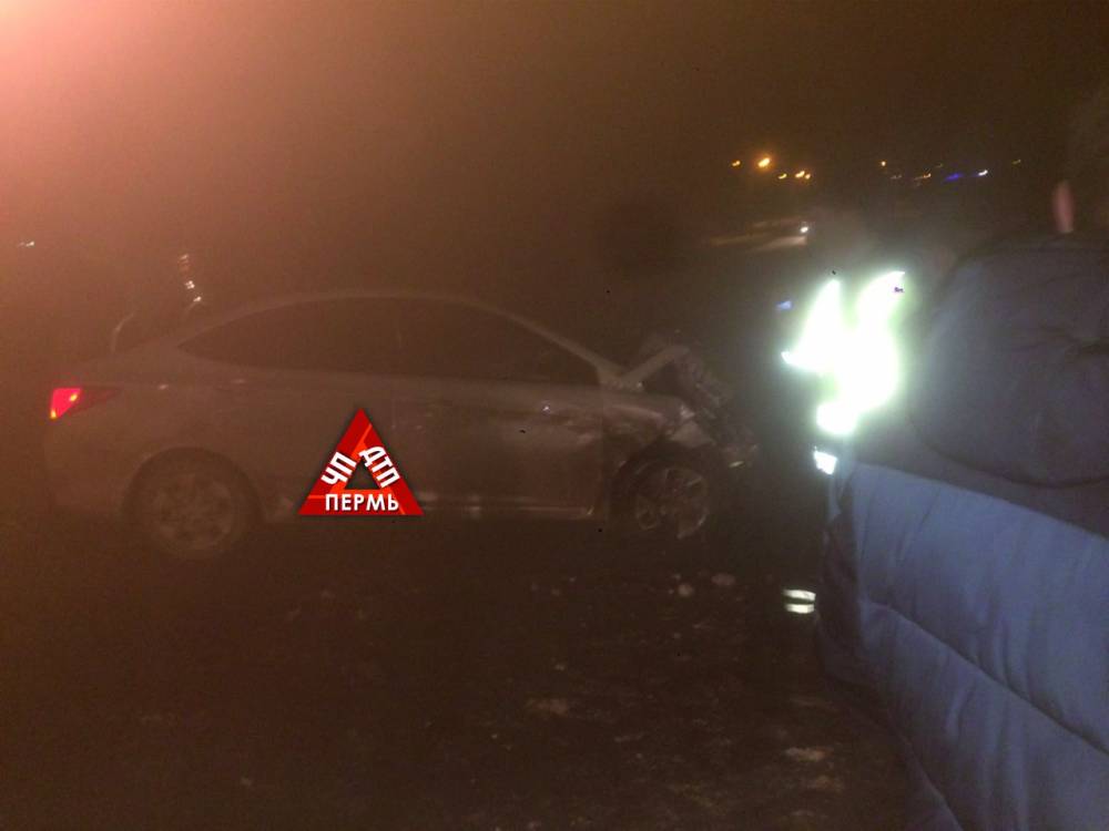 В Орджоникидзевском районе Перми в Hyundai Solaris насмерть разбился человек