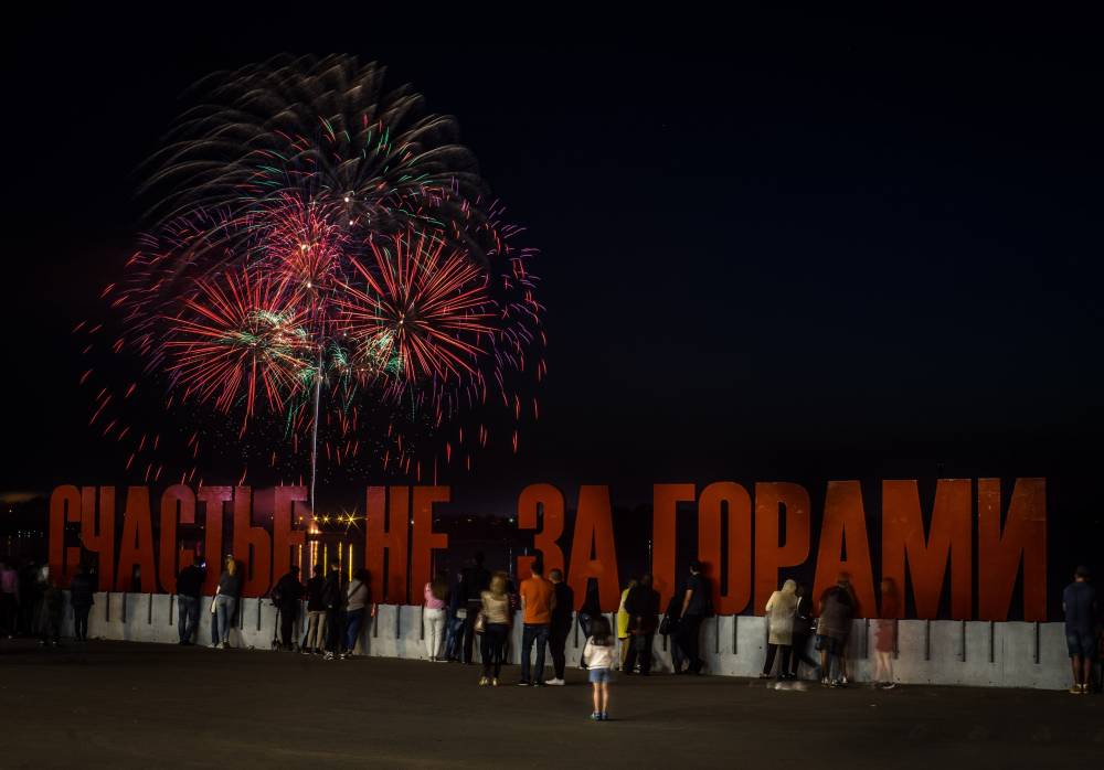 Фейерверк в День Победы запустили с правого берега Камы: реакция пермяков