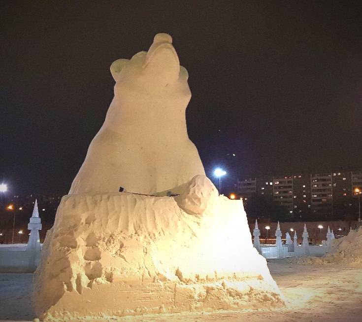 В Перми перед Театром-Театром появилась огромная скульптура медведя из снега