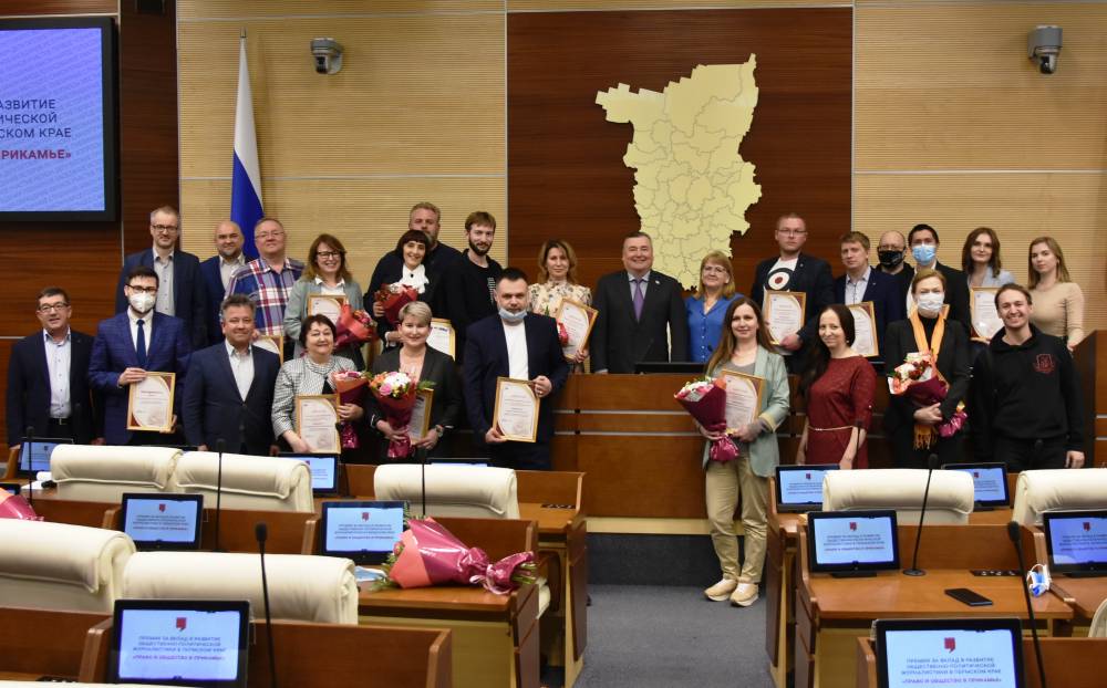 ​Спикер краевого парламента Валерий Сухих вручил награды журналистам 